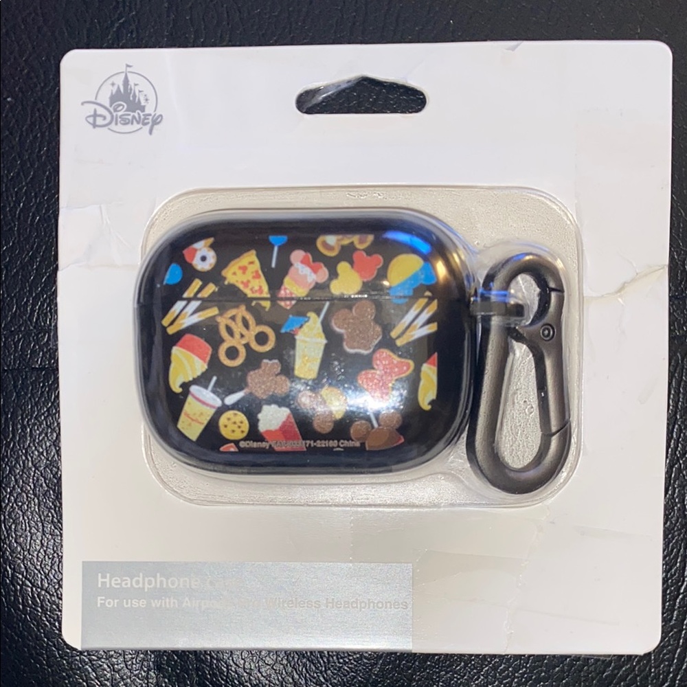 Disney treats AirPods Pro case with clip - Picture 1 of 5